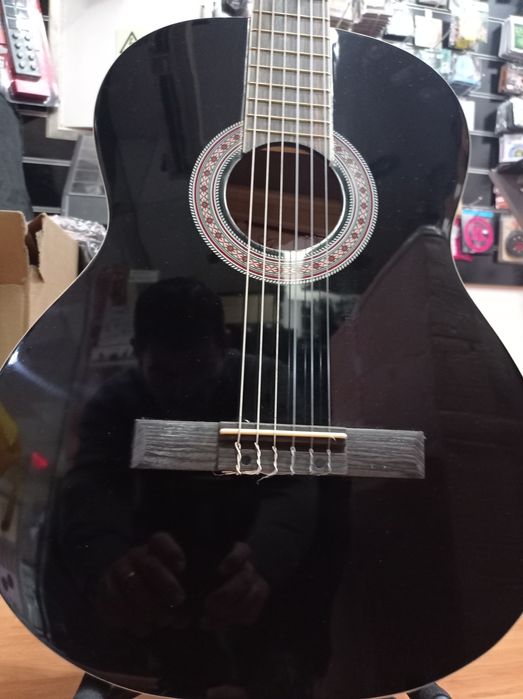 Guitarra clássica preta