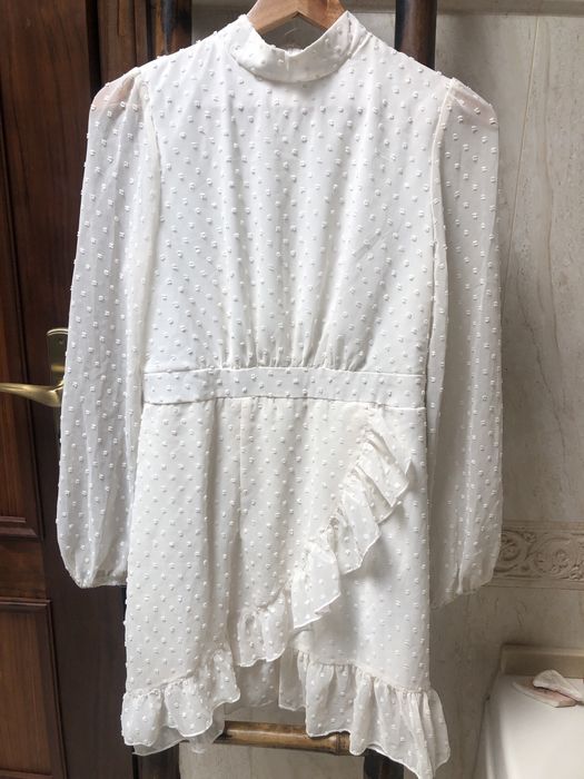 Vestido bege com folho