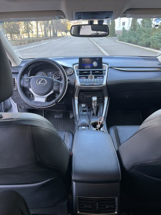 Продаю Lexus NX 200