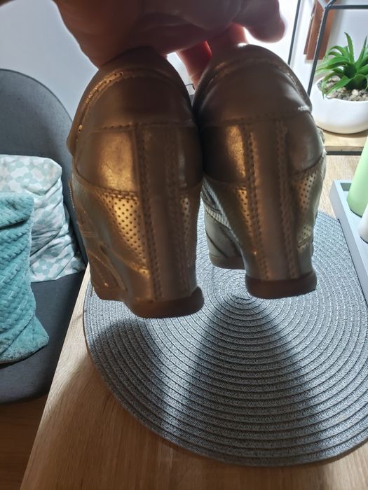 Buty na koturnie