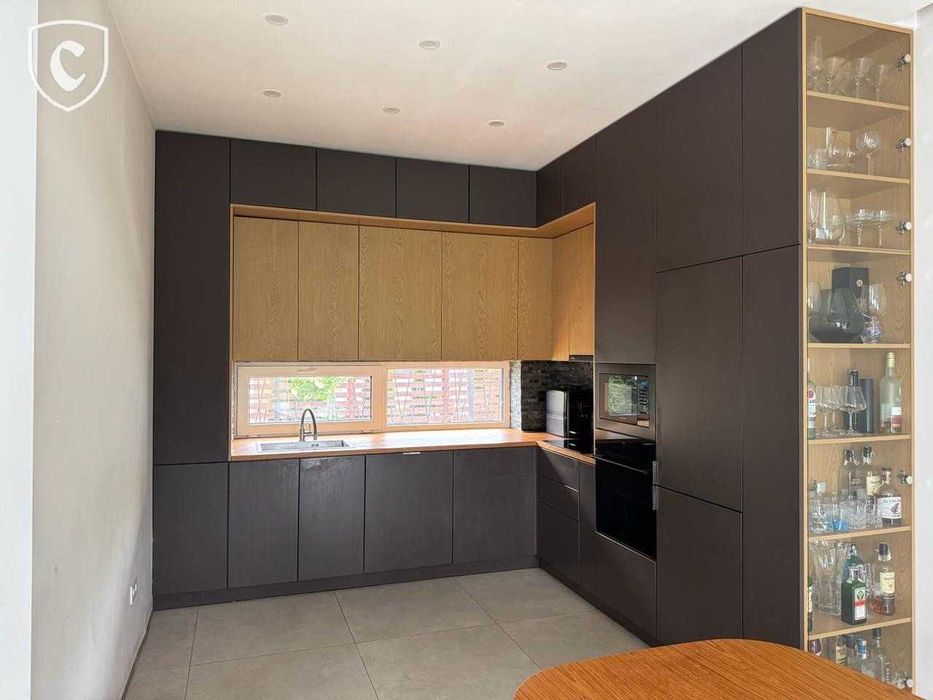 Сучасний будинок 175 м² з терасою та каміном у сосновому лісі.