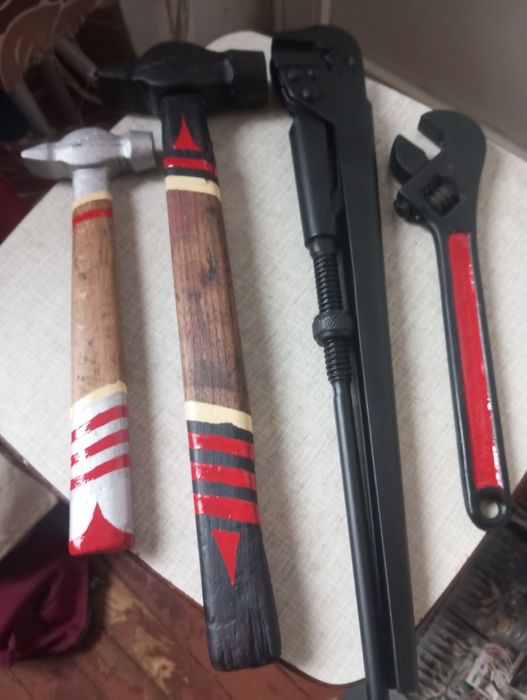 Газовый, трубный ключ,разводной,молоток.