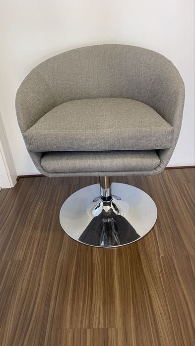 Cadeira rotativa cinza