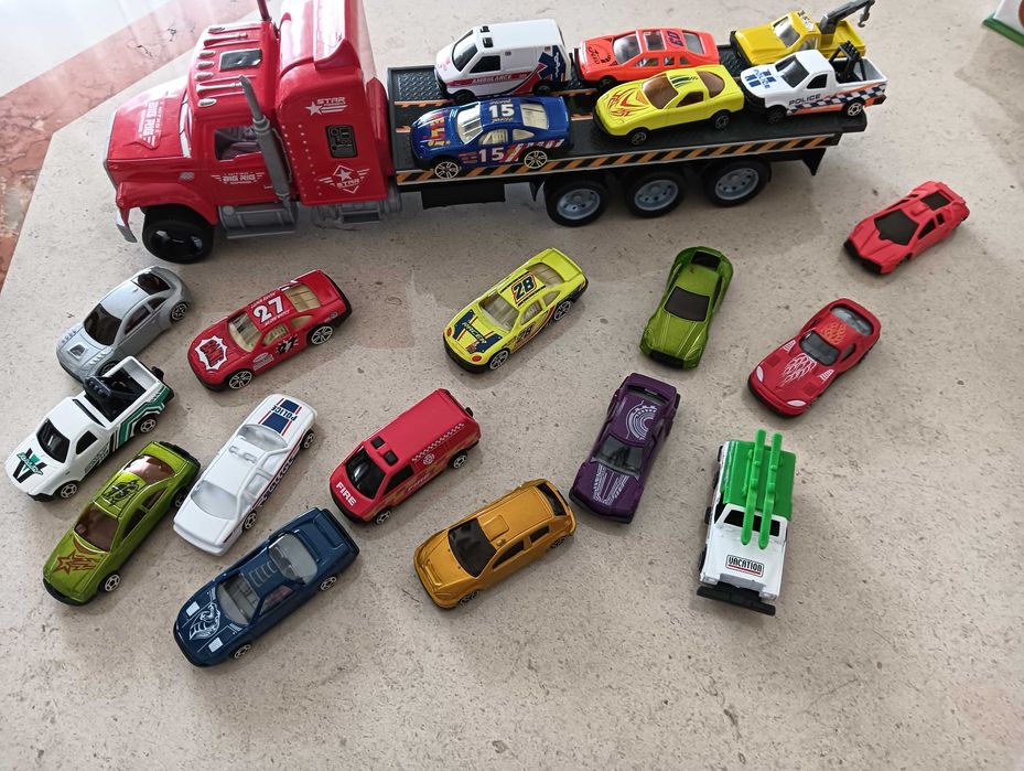 Brinquedo camião de transporte de carros e vários carrinhos associados