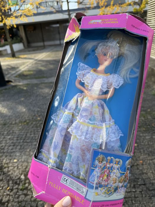 Boneca em caixa