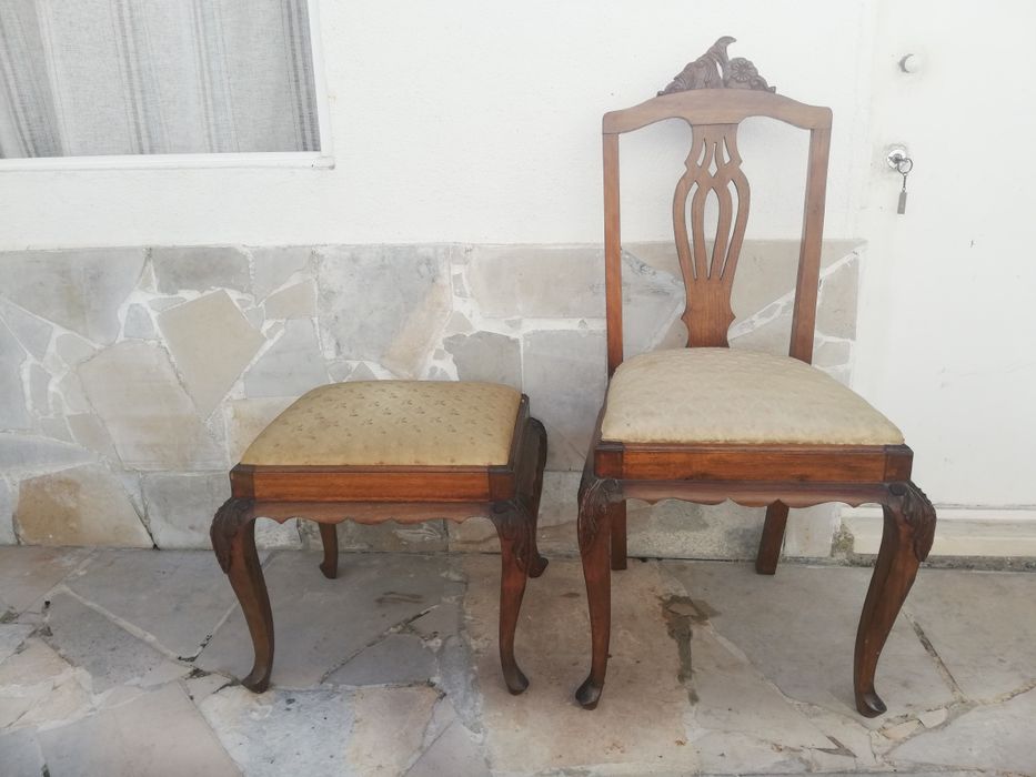 Conjunto vintage de cadeira e banqueta estilo Queen Anne