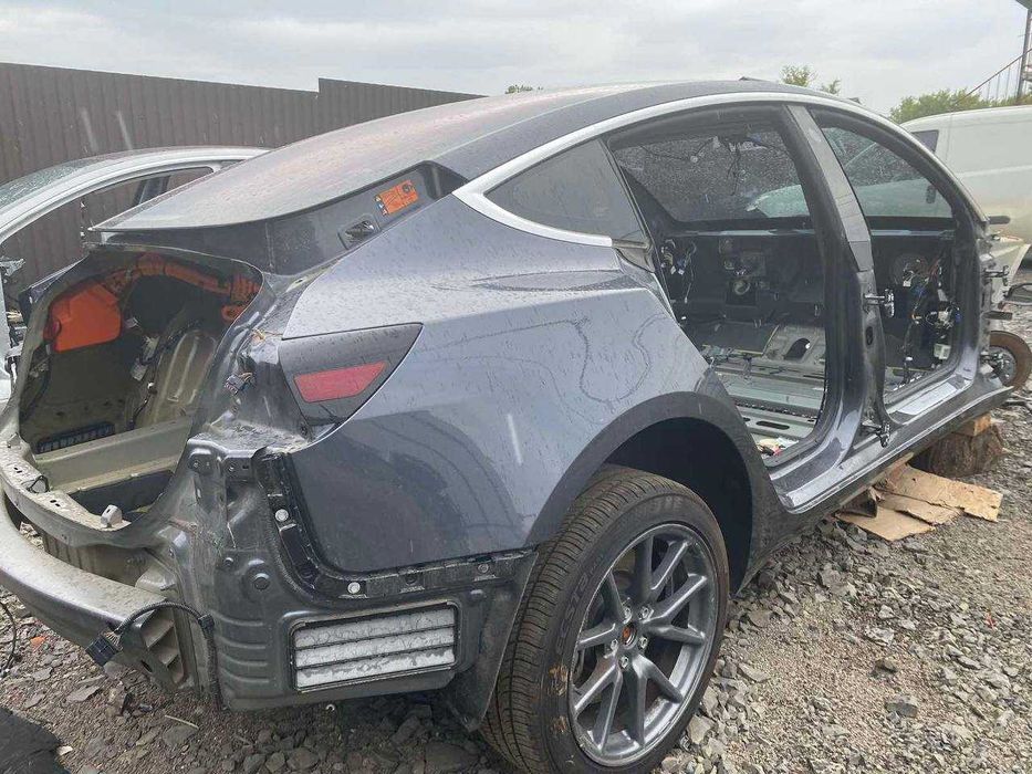 Четверть Tesla Model 3