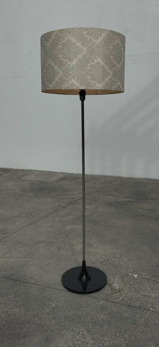 Candeeiro de pé com abat-jour