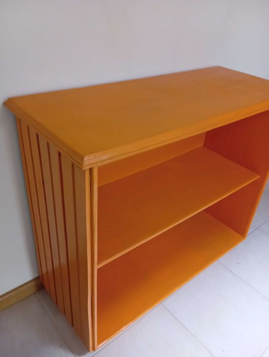 Móvel em madeira para decoração e arrumação