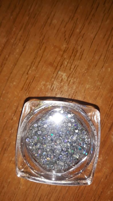 Стразы и голография для маникюра и педикюра