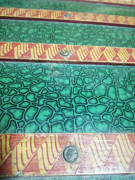 arca antiga em metal e madeira