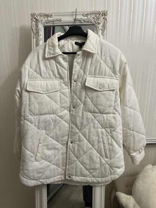 Стильна стьобана куртка кольору пломбір