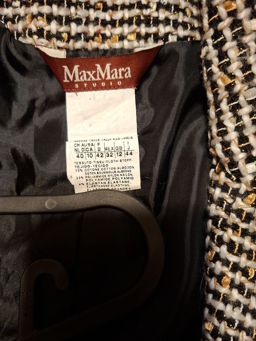 Zakiet MaxMara linii S
Ciekawie tkany blyszczaca nitka.
 Linia S to gr