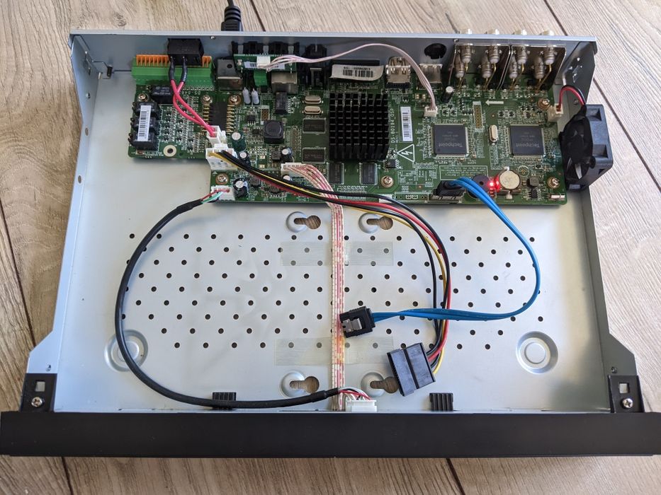 Відеореєстратор Hikvision DS-7208HGHI-SH/A(B)  /під ремонт/
Model: D