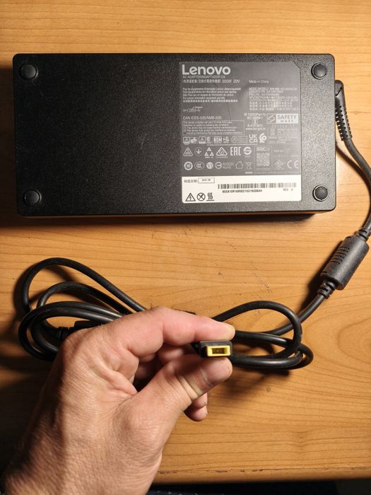 Carregadore Lenovo 300W e 135W