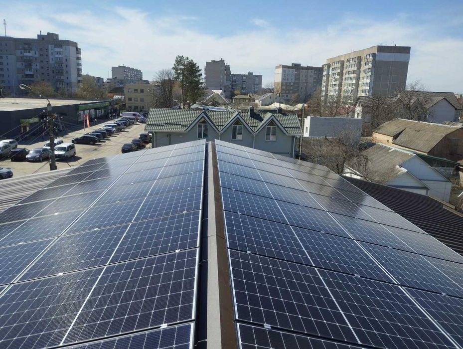 Монтаж сонячних панелей та інверторів.