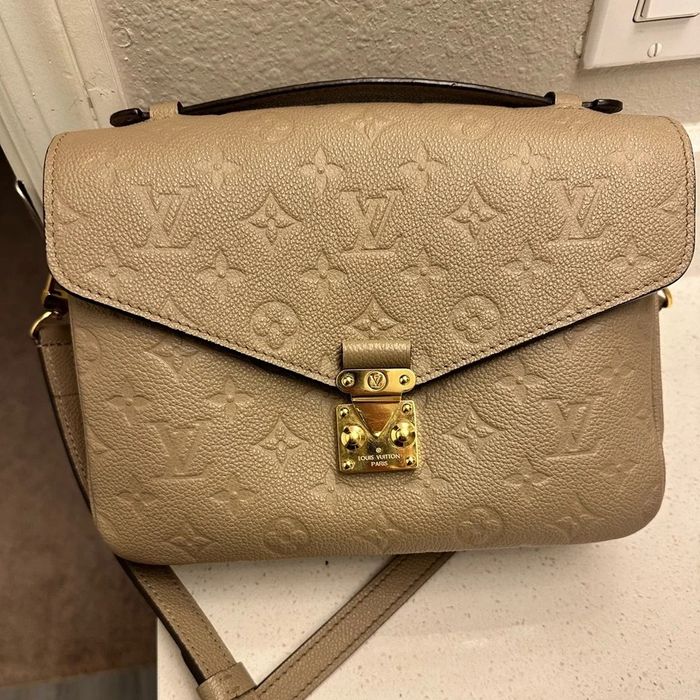 Louis Vuitton Mettis Beje