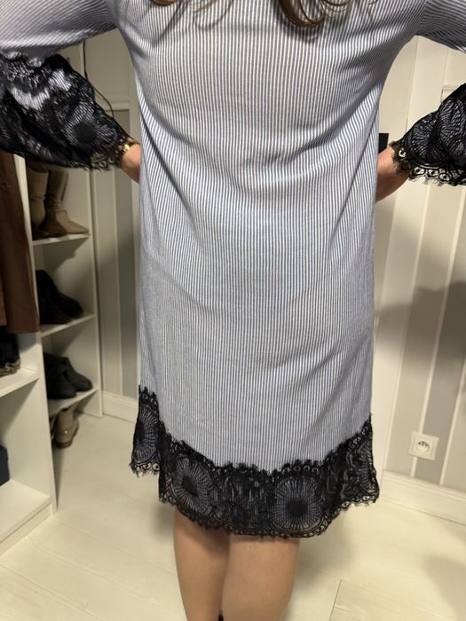 Niebieska sukienka w paski S/M czarne koronki