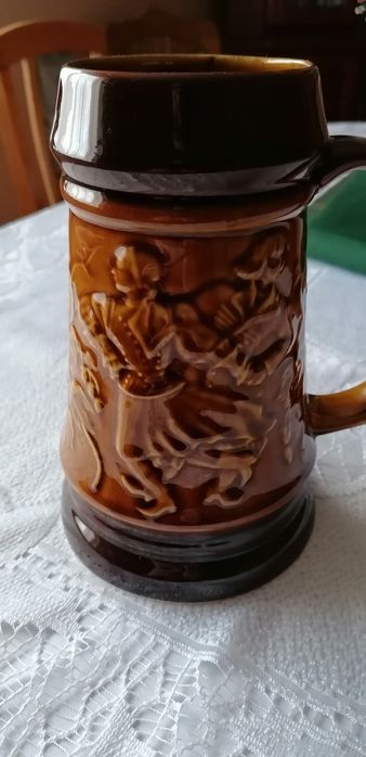 Kufel do piwa z wytlaczanym motywem