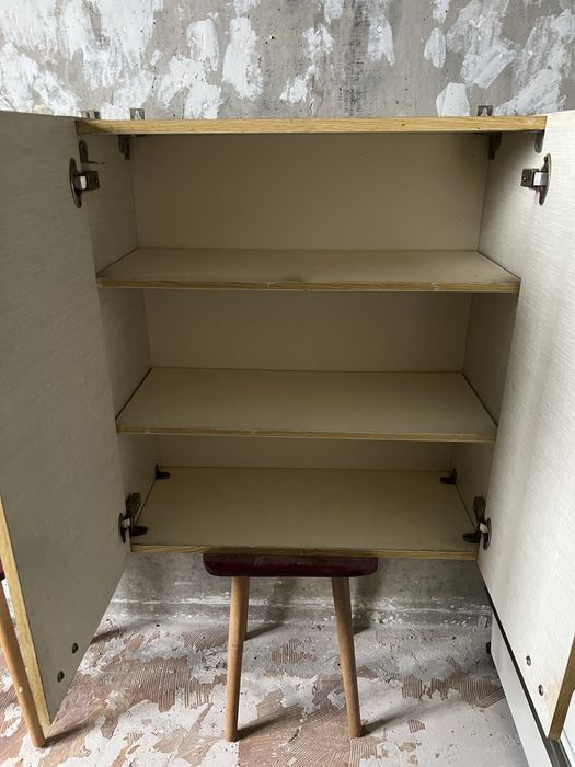 Продам на  кухню б/у 2 навесных шкафа и мойка с тумбой