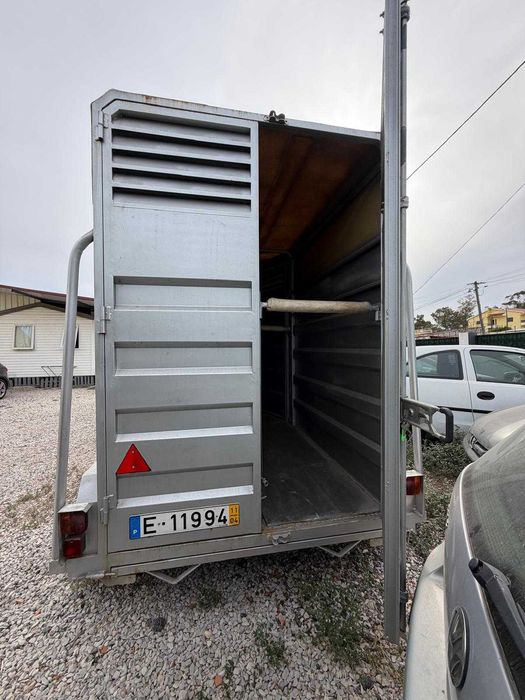 Atrelado adaptado para cavalos