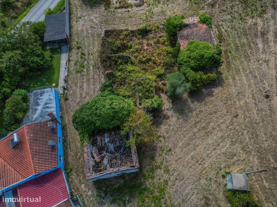 Propriedade com duas casas para reabilitar, terreno e poço na Costeira