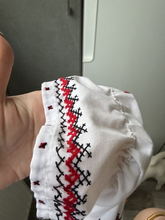 Продам вишиванку з ручною вишивкою.