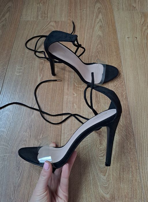 Женские черные босоножки на каблуке с завязками