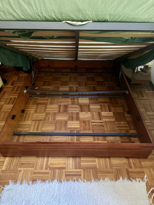Cama de cerejeira com arrumação