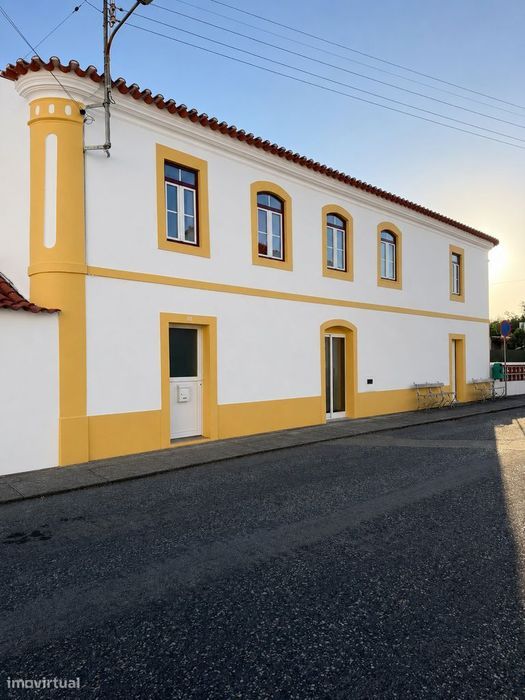 Moradia T4 renovada com potencial de rendimento em Portela, Constância