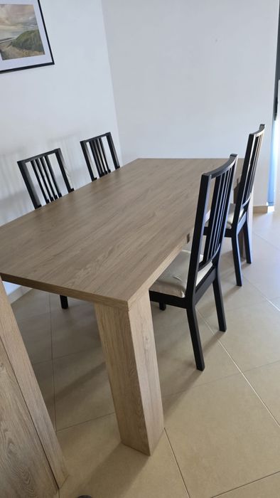 Mesa de jantar com 4 cadeiras