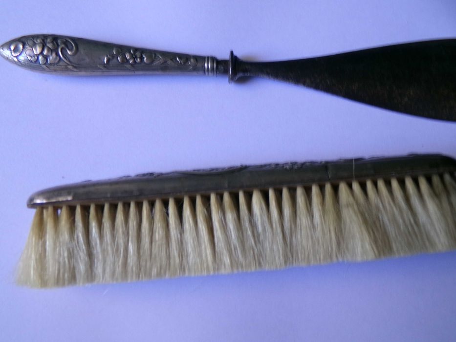 Conjunto antigo com escova e calçadeira em prata