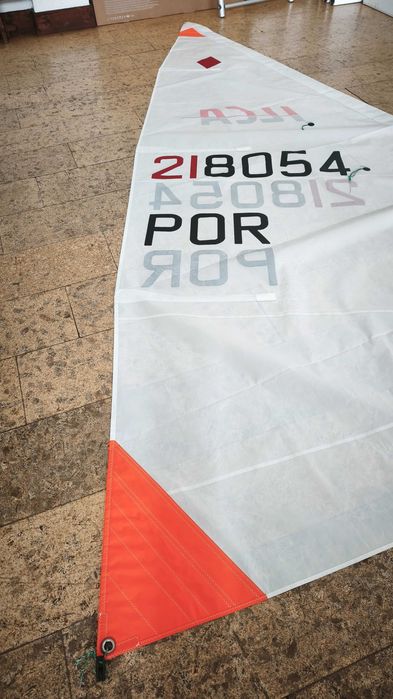 Vela ILCA4 (Laser4.7), com réguas, marca Hyde, em bom estado, com 2 campeonatos apenas
