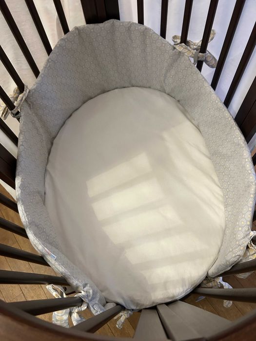 Łóżeczko Stokke Sleepi Mini z materacem i baldachimem.