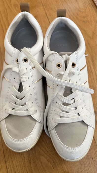 Tenis Parfois brancos com vivo em dourado
