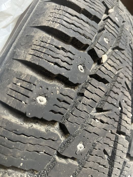 Резина 215/70 R16 Нокиан (зима шипы)