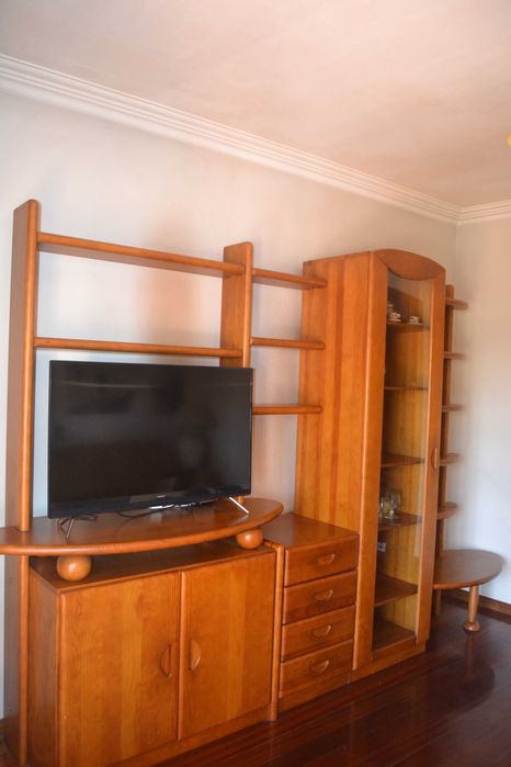 Móvel de sala e mesa de centro em madeira