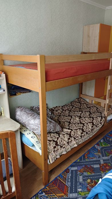 Двоярусне ліжко з матрацами, на ламелях.