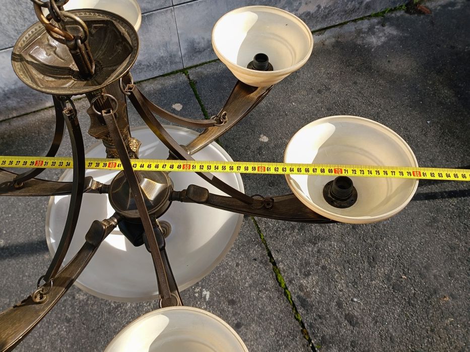 Imponente candeeiro aplicação ao teto, estrutura em bronze com 8 lâmpa