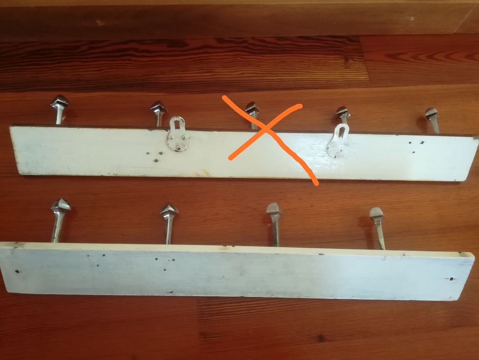 Cabides em madeira maciça. Preços vários 4,00€ a 6,00€