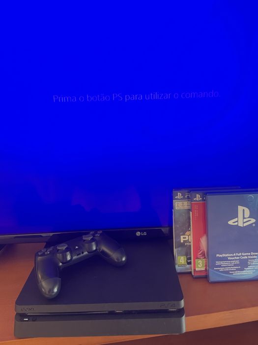 PS4 Slim com comando e jogos