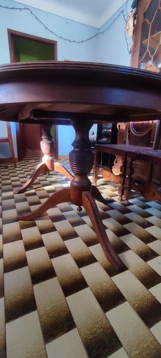 Mesa em madeira  com cadeiras