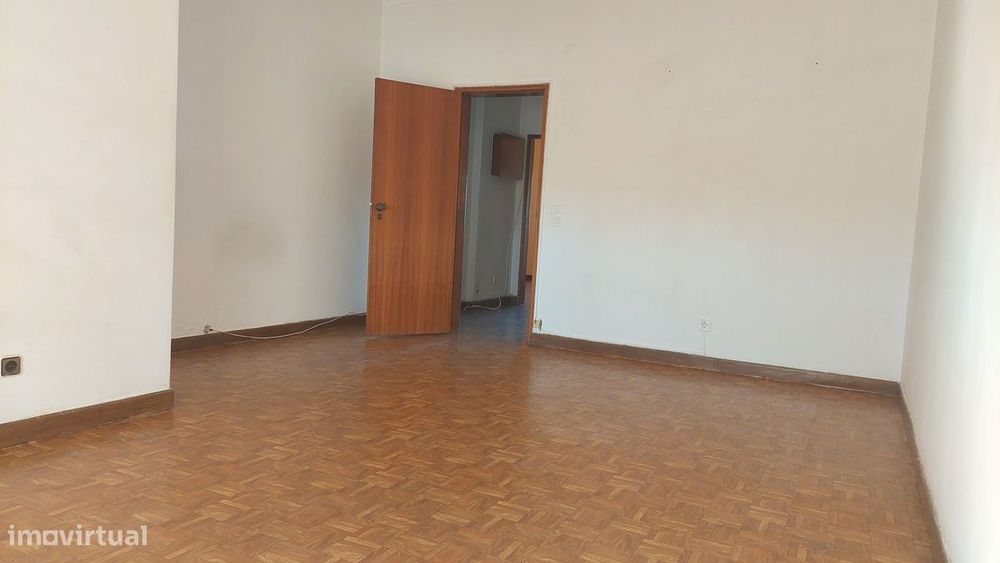 Apartamento T2 localizado no Centro da Cova da Piedade