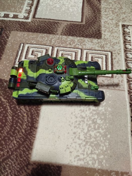 Продам іграшковий танк