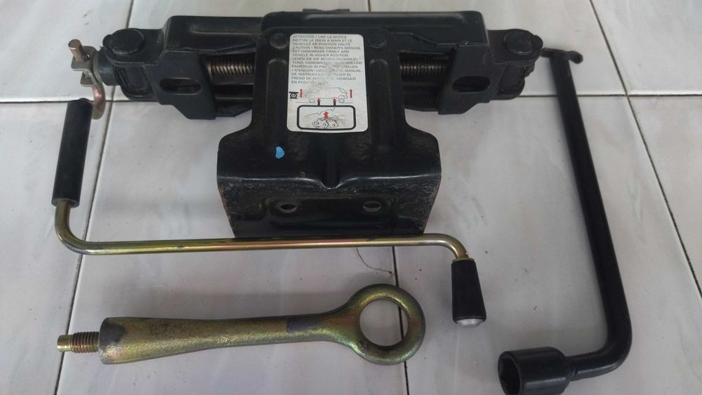 Conjunto Kit de macaco, chave de rodas e argola de tração