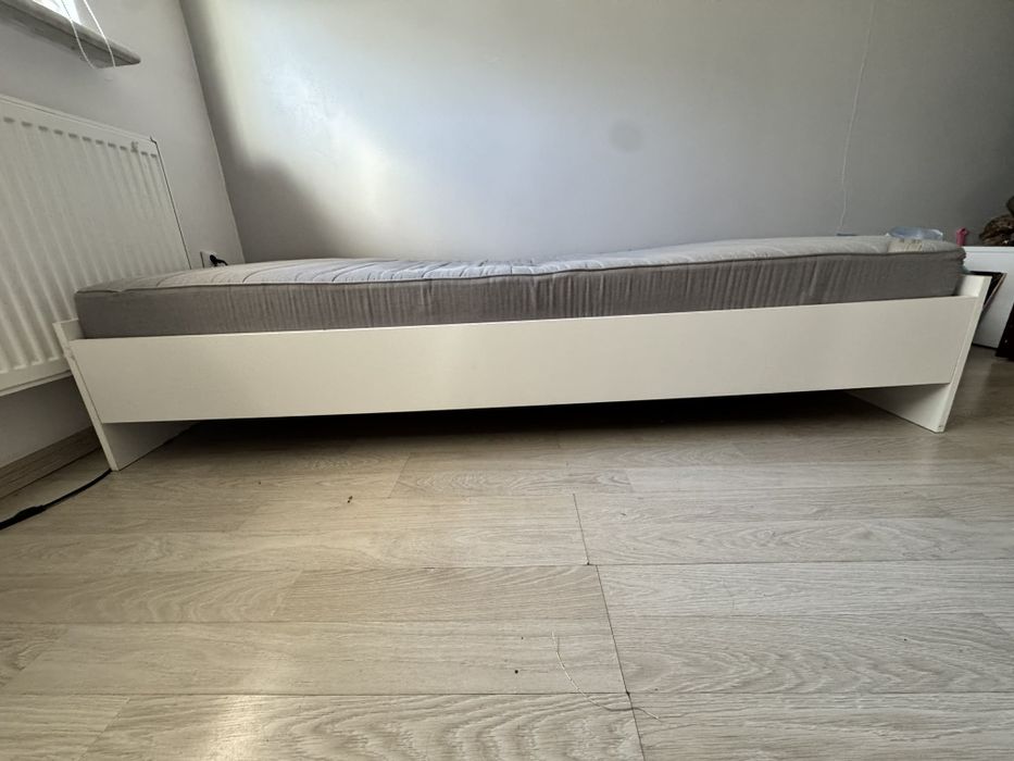 Łóżko z materacem