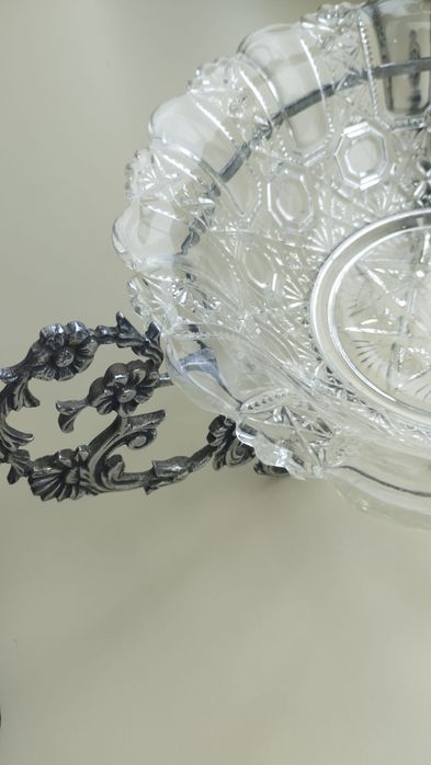 Fruteira muito antiga, com taça em vidro e suporte todo trabalhado. Em