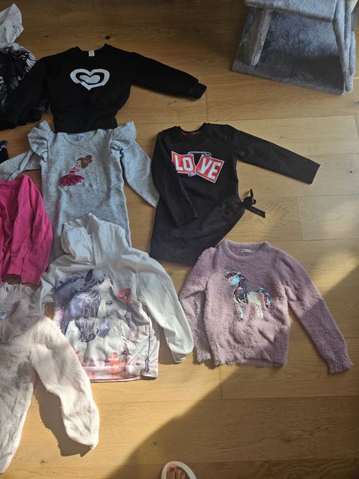Bluzy i sweterki dla dziewczynki 122 i 128