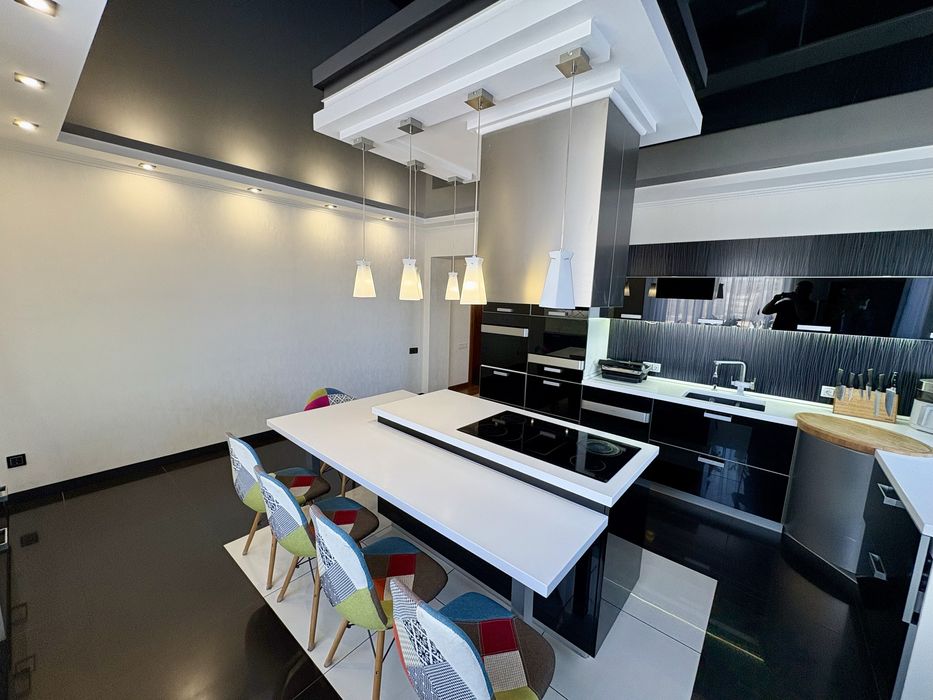 Продам 2-во поверхову квартиру в центрі міста