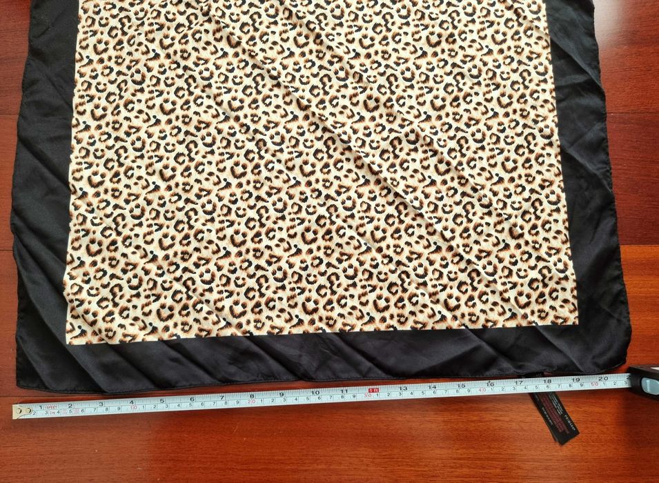 Lenço com padrão animal/ animal print Primark - nunca usado
